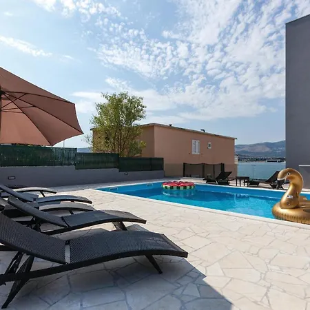 Dom wakacyjny Cozy In Arbanija With House Sea View Trogir