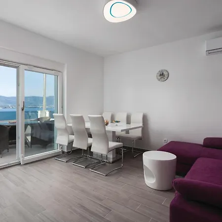 Dom wakacyjny Cozy In Arbanija With House Sea View Trogir