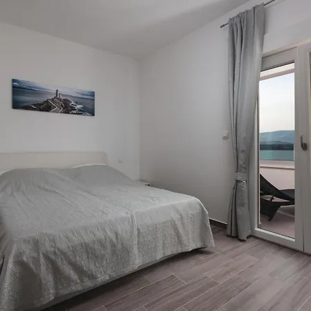 Cozy In Arbanija With House Sea View Dom wakacyjny