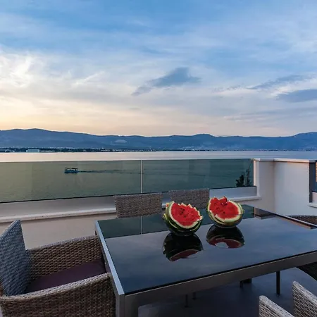 Dom wakacyjny Cozy In Arbanija With House Sea View *