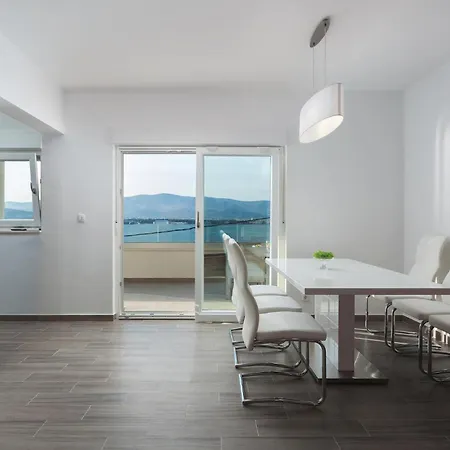 Nine-bedroom In Arbanija Traù