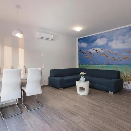 Nine-bedroom In Arbanija * Traù