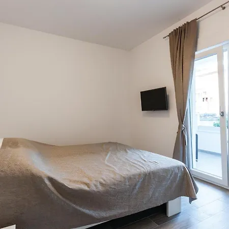 Nine-bedroom In Arbanija Casa vacanze *