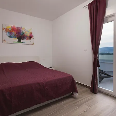 Nine-bedroom In Arbanija Casa vacanze Traù