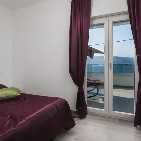 Nine-bedroom In Arbanija * Traù