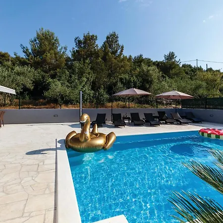 Nine-bedroom In Arbanija Casa vacanze *