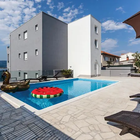 Casa vacanze Nine-bedroom In Arbanija *